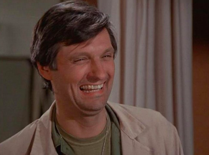 Herec Alan Alda ve své kultovní roli lékaře Hawkeyeho Pierce v seriálu M.A.S.H.
