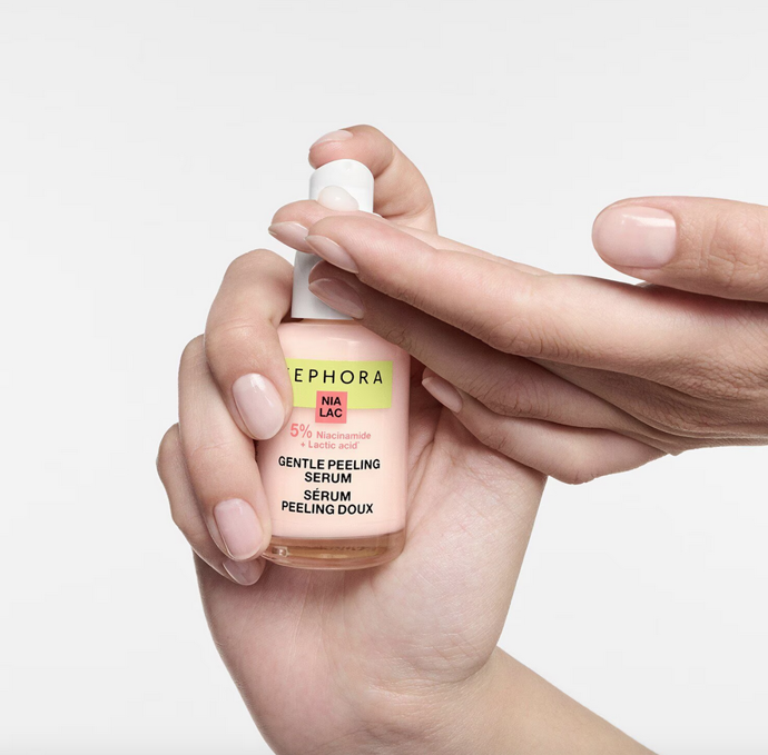 Jemné peelingové sérum obsahuje sjednocující niacinamid a kyselinu mléčnou, které jemně exfoliují a zanechávají pleť zářivější. Toto účinné sérum má efekt „nové pleti“, a to i na tu nejcitlivější pokožku. Zlepšuje strukturu pleti a zanechává ji hladší a jemnější na dotek. 610 Kč
