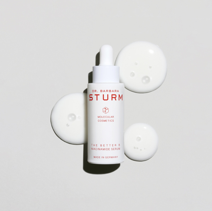 THE BETTER B NIACINAMIDE SERUM DR. BARBARA STURM je perfektním zdokonalovačem pleti, který se specificky zaměřuje na póry - redukuje a zjemňuje jejich vzhled pro zářivou pleť. Sérum obsahuje účinný komplex ingrediencí s čistým vitamínem B3 a ekotonem - aminokyselinou, která pomáhá chránit před hyperpigmentací a předčasným stárnutím pokožky. 3339 Kč

