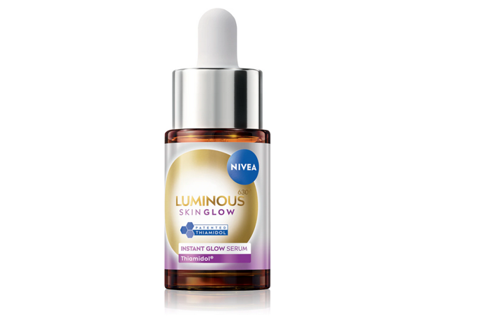 Sérum NIVEA Luminous630 Skin Glow promění tohle přání ve skutečnost. Jeho lehká textura se rychle vstřebává, okamžitě projasní pleť a zároveň ji hloubkově hydratuje, sjednocuje tón a zjemňuje strukturu. Díky účinné kombinaci aktivních látek v čele s patentovaným Thiamidolem® vytváří viditelný 3D glow efekt – pleť působí zdravě, svěže a je hebká na dotek. 228 Kč
