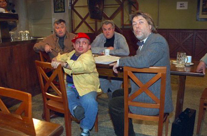 Herec s kolegy z legendárního seriálu Hospoda
Herec s kolegy z legendárního seriálu Hospoda