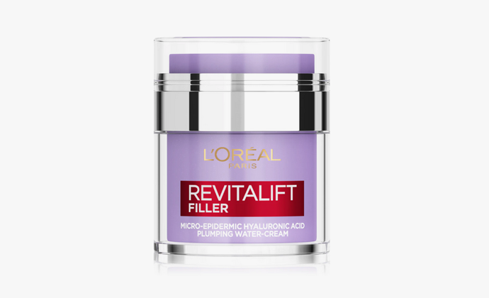 Krém L’Oréal Paris Revitalift Filler Pressed Cream. Obsahuje mikroepidermální kyselinu hyaluronovou, která je až 50× menší než běžná kyselina hyaluronová, a díky tomu je schopná pronikat hlouběji do pleti. 600 Kč
