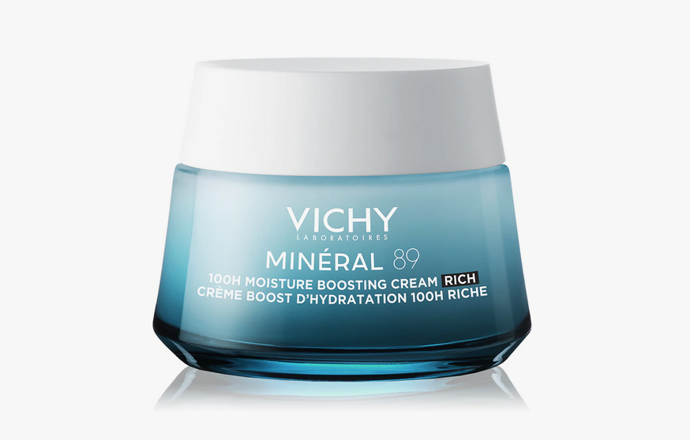 Vichy Minéral 89 72H Moisture Boosting Cream Rich vyniká bohatou krémovou texturou a složením obohaceným o kyselinou hyaluronovou, minerály, lipidy a termální vodu Vichy. Chrání pleť před okolními negativními vlivy, pomáhá obnovit oslabenou kožní bariéru a dodává pleti až 72hodinovou intenzivní hydrataci. 470 Kč
