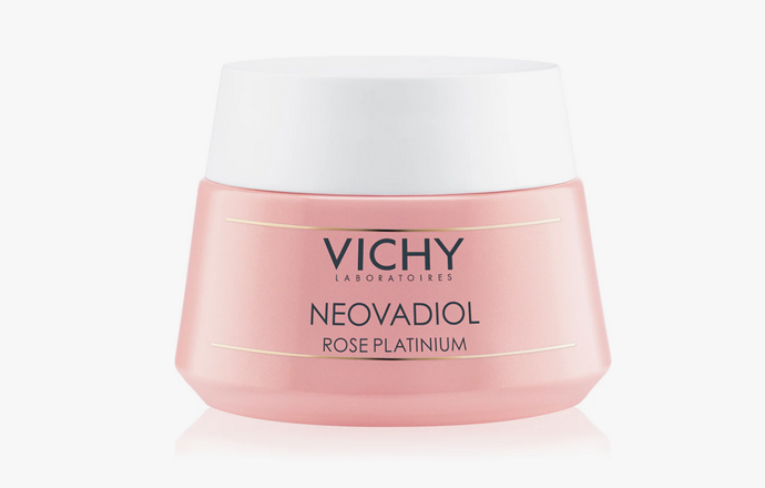 Rozjasňující a posilující denní krém Vichy Neovadiol Rose Platinium zamezuje ztrátě pružnosti zralé pleti a sjednocuje její tón. 750 Kč
