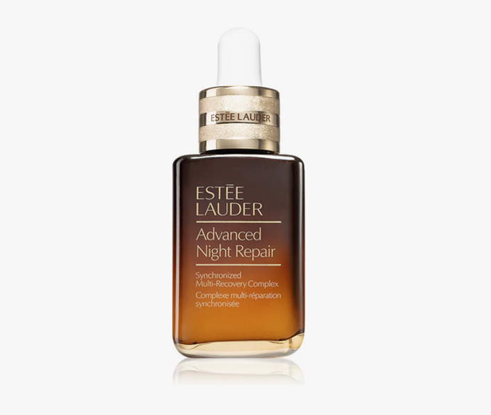 Zatímco budete spát, noční protivráskové sérum Estée Lauder Advanced Night Repair Synchronized Multi-Recovery Complex podpoří v pleti její přirozený regenerační proces. V průběhu dne pro změnu pomáhá pleť chránit před negativními vlivy okolního prostředí – od znečištění přes ozon, modré světlo nebo infračervené záření až po prachové mikročástice. 1855 Kč
