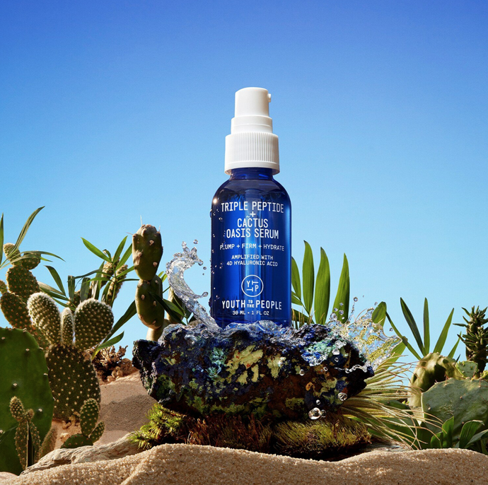 Účinné sérum YOUTH TO THE PEOPLE  Oasis Cactus Serum na obličej a oční okolí s kyselinou hyaluronovou, která intenzivně hydratuje, a peptidy, které viditelně vypínají a zpevňují pleť, takže je plnější a vypadá mladší. 1540 Kč
