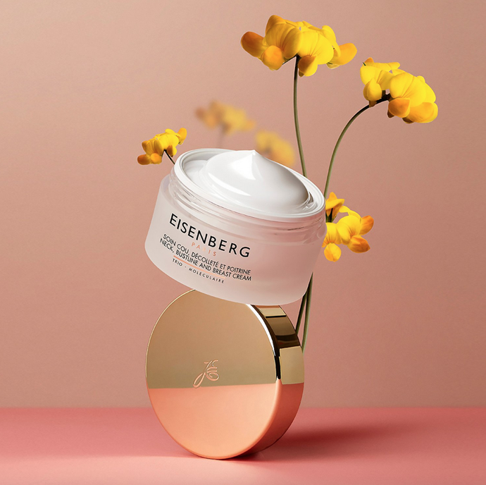 EISENBERG  Neck, Bustline And Breast Cream upravuje povislou pokožku na krku, poprsí a hrudníku. Při každodenním používání obnovuje a posiluje pevnost a pružnost, což vede k lepšímu tvaru a vypnutí pleti. Stimulováním exprese proteinů mládí také bojuje proti předčasnému stárnutí pleti. 4290 Kč
