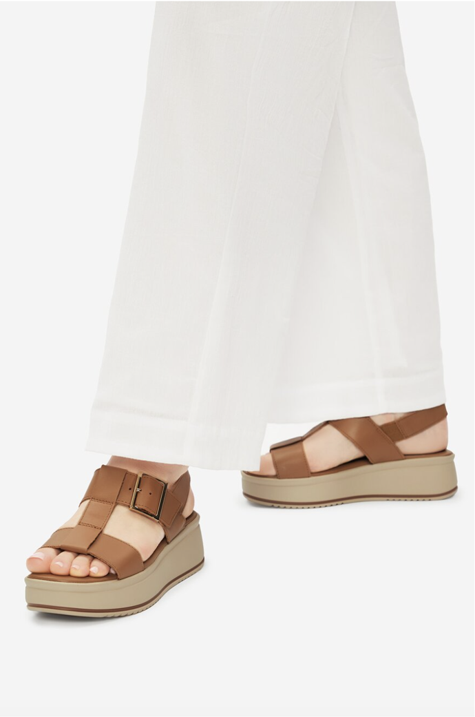 sandály na platformě, barva camel, CCC, 849 Kč
sandály na platformě, barva camel, CCC, 849 Kč