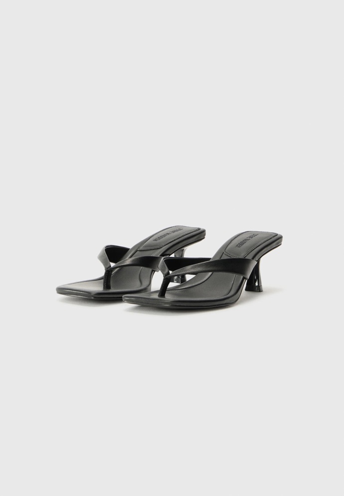 Žabky na nízkém podpatku, Steve Madden, 2400 Kč
