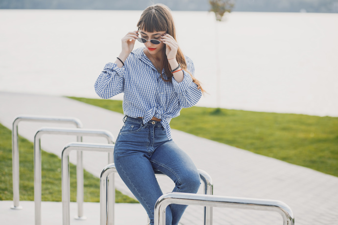 Štíhlé ženy si mohou bez obav dovolit i přiléhavé skinny jeans. Pokud jim však nefandí, slušet jim budou také mom jeans nebo další hit letošního roku, barrel jeans. 
