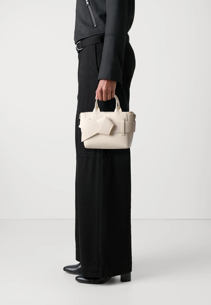 Kabelka, Ted Baker, 3000 Kč
Kabelka, Ted Baker, 3000 Kč