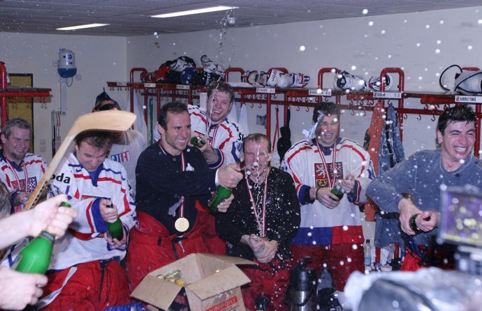 Martin se spoluhráči slaví zlato z Mistrovství světa 2005
Martin se spoluhráči slaví zlato z Mistrovství světa 2005