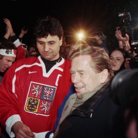 Vladimír Růžička po návratu z Nagana s Václavem Havlem
