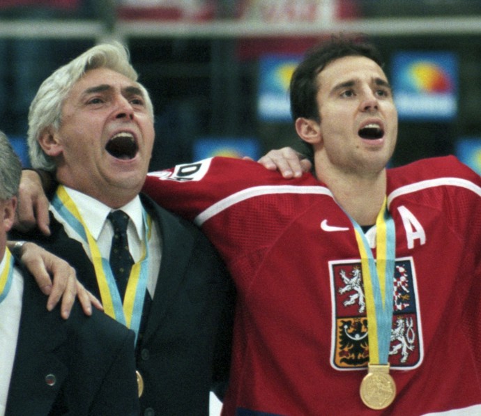 Ručinský s legendárním Ivanem Hlinkou se zlatou medailí z Mistrovství světa 1999
Ručinský s legendárním Ivanem Hlinkou se zlatou medailí z Mistrovství světa 1999