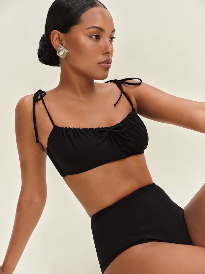 Top, 3000, kalhotky, 2700 Kč, Reformation
Top, 3000, kalhotky, 2700 Kč, Reformation