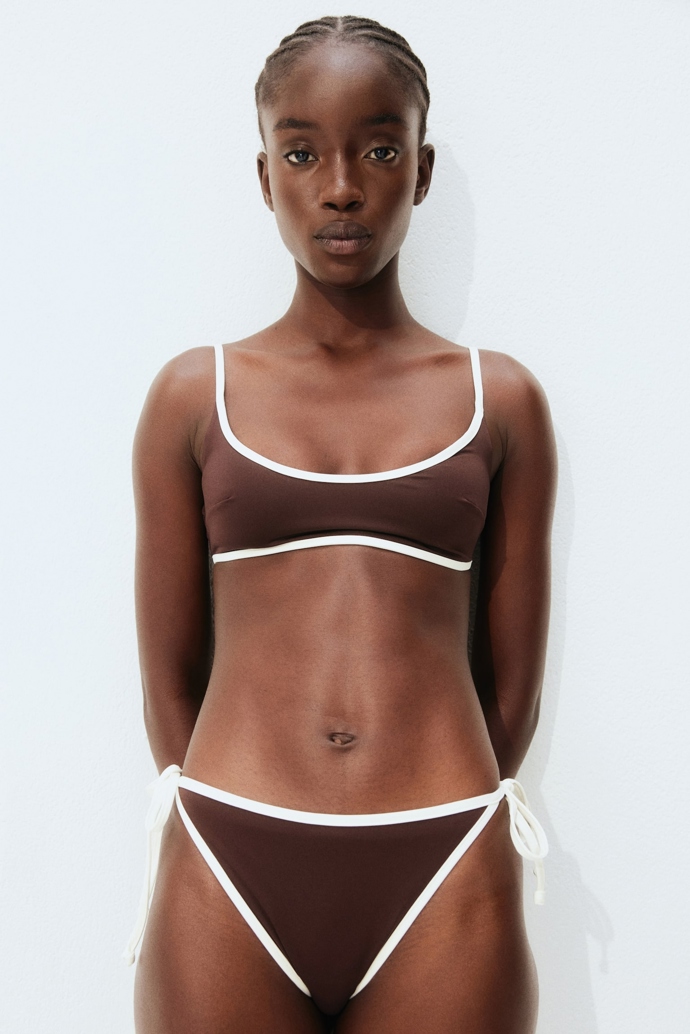 Top, 359 Kč, kalhotky, 239 Kč, H&M
