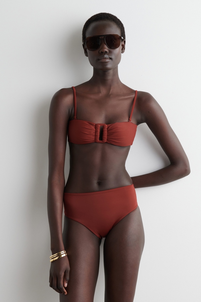 Top, 39 eur, kalhotky, 35 eur, Cos
Top, 39 eur, kalhotky, 35 eur, Cos