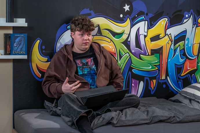 Nekonečný seriál Ulice sleduje dramatické osudy několika spřátelených rodin žijících v sousedství
