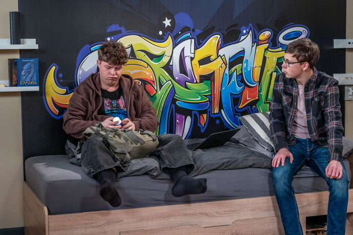 Nekonečný seriál Ulice sleduje dramatické osudy několika spřátelených rodin žijících v sousedství

