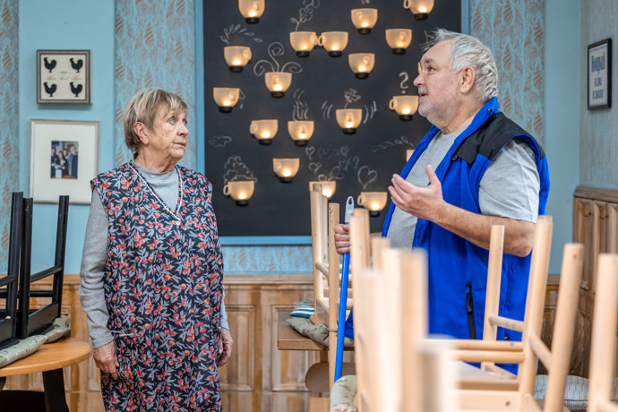 Nekonečný seriál Ulice sleduje dramatické osudy několika spřátelených rodin žijících v sousedství
