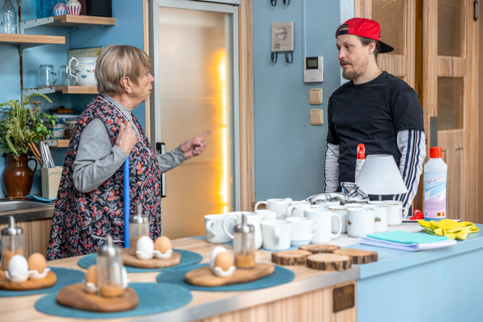 Nekonečný seriál Ulice sleduje dramatické osudy několika spřátelených rodin žijících v sousedství

