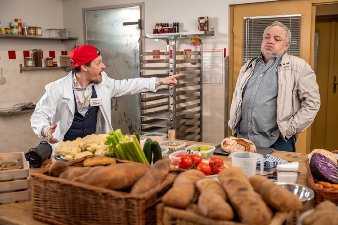 Nekonečný seriál Ulice sleduje dramatické osudy několika spřátelených rodin žijících v sousedství
