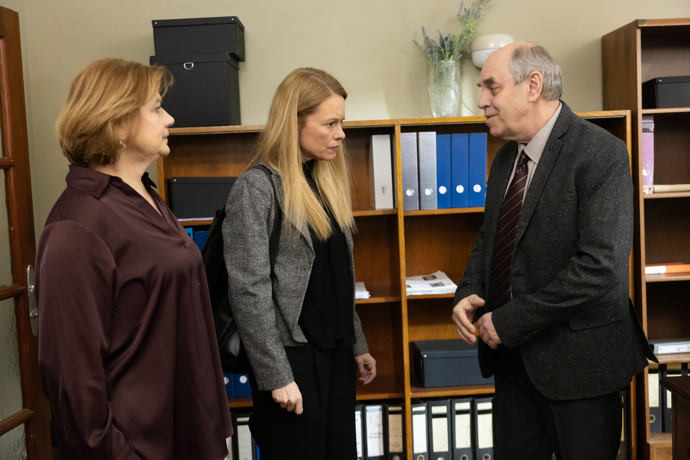 Nekonečný seriál Ulice sleduje dramatické osudy několika spřátelených rodin žijících v sousedství
