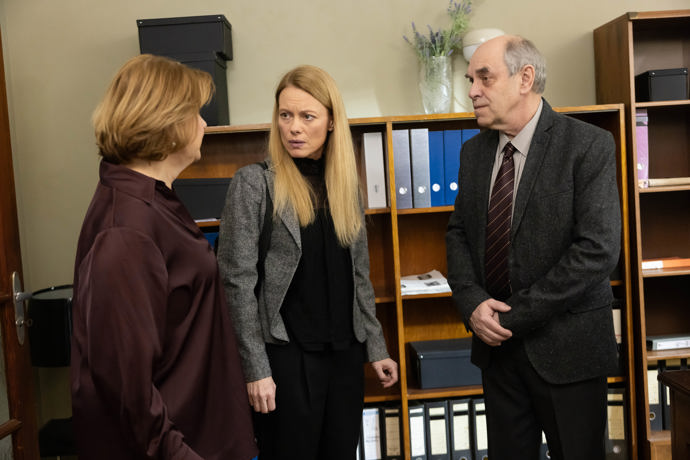 Nekonečný seriál Ulice sleduje dramatické osudy několika spřátelených rodin žijících v sousedství
