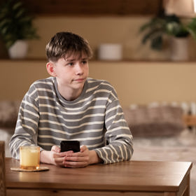 Nekonečný seriál Ulice sleduje dramatické osudy několika spřátelených rodin žijících v sousedství

