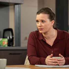 Nekonečný seriál Ulice sleduje dramatické osudy několika spřátelených rodin žijících v sousedství

