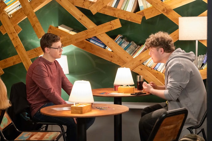 Nekonečný seriál Ulice sleduje dramatické osudy několika spřátelených rodin žijících v sousedství

