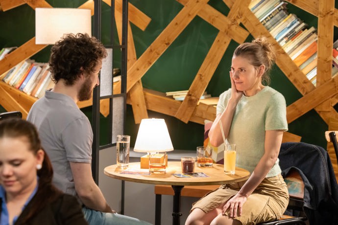 Nekonečný seriál Ulice sleduje dramatické osudy několika spřátelených rodin žijících v sousedství
