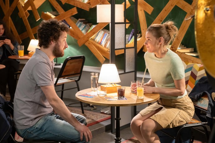 Nekonečný seriál Ulice sleduje dramatické osudy několika spřátelených rodin žijících v sousedství
