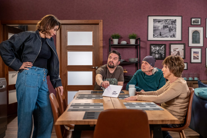 Nekonečný seriál Ulice sleduje dramatické osudy několika spřátelených rodin žijících v sousedství
