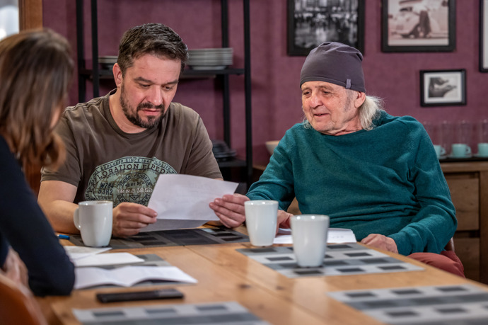 Nekonečný seriál Ulice sleduje dramatické osudy několika spřátelených rodin žijících v sousedství
