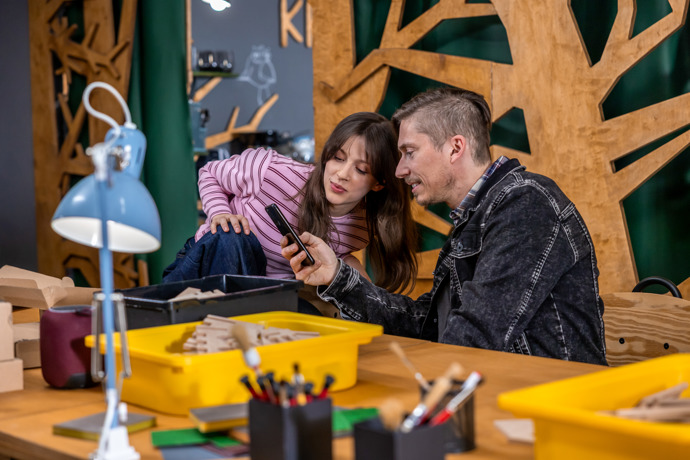 Nekonečný seriál Ulice sleduje dramatické osudy několika spřátelených rodin žijících v sousedství
