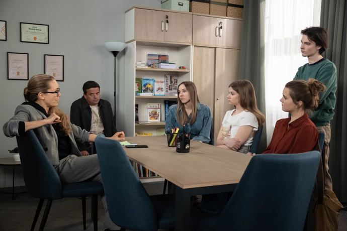Nekonečný seriál Ulice sleduje dramatické osudy několika spřátelených rodin žijících v sousedství
