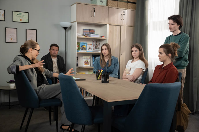 Nekonečný seriál Ulice sleduje dramatické osudy několika spřátelených rodin žijících v sousedství

