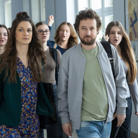 Nekonečný seriál Ulice sleduje dramatické osudy několika spřátelených rodin žijících v sousedství
