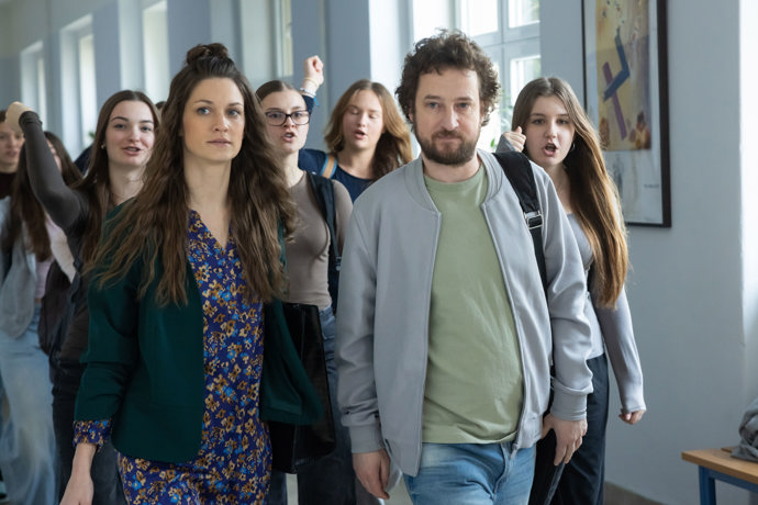 Nekonečný seriál Ulice sleduje dramatické osudy několika spřátelených rodin žijících v sousedství
