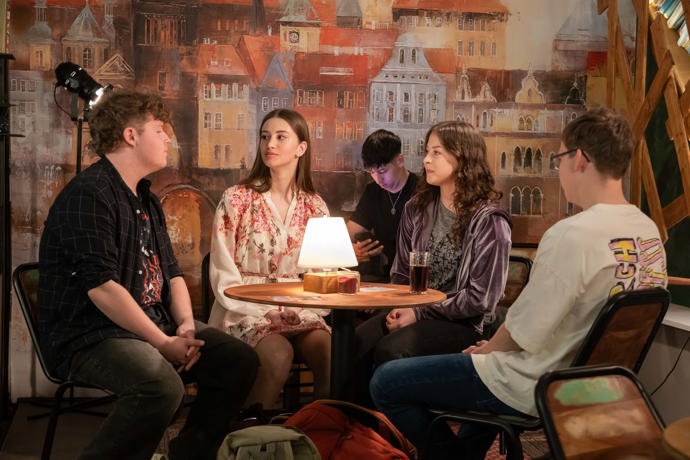 Nekonečný seriál Ulice sleduje dramatické osudy několika spřátelených rodin žijících v sousedství
