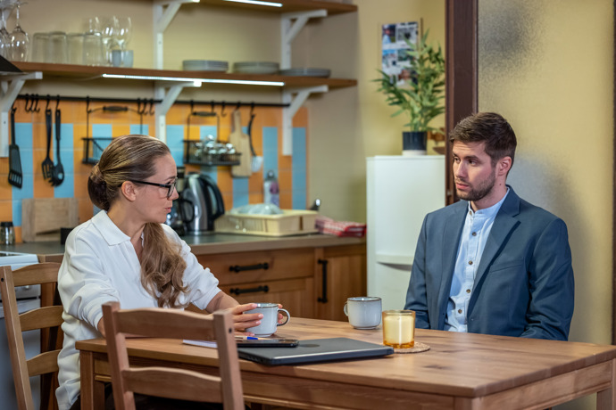 Nekonečný seriál Ulice sleduje dramatické osudy několika spřátelených rodin žijících v sousedství
