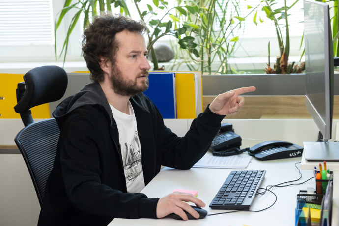 Nekonečný seriál Ulice sleduje dramatické osudy několika spřátelených rodin žijících v sousedství
