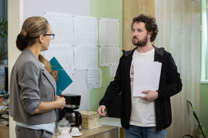 Nekonečný seriál Ulice sleduje dramatické osudy několika spřátelených rodin žijících v sousedství
