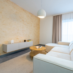 Z prázdného a chladného bytu vznikl nový domov. Rekonstrukce v duchu skandinávského stylu a hygge se povedla na jedničku. Tento projekt vznikl pod rukama designérky Lucie Volfové a dokonale ukazuje, že i zcela prázdný byt se může proměnit v domov, kde se dobře dýchá, krásné žije a kam se člověk rád vrací. 
