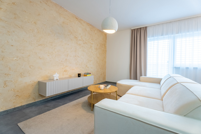 Z prázdného a chladného bytu vznikl nový domov. Rekonstrukce v duchu skandinávského stylu a hygge se povedla na jedničku. Tento projekt vznikl pod rukama designérky Lucie Volfové a dokonale ukazuje, že i zcela prázdný byt se může proměnit v domov, kde se dobře dýchá, krásné žije a kam se člověk rád vrací.
Z prázdného a chladného bytu vznikl nový domov. Rekonstrukce v duchu skandinávského stylu a hygge se povedla na jedničku. Tento projekt vznikl pod rukama designérky Lucie Volfové a dokonale ukazuje, že i zcela prázdný byt se může proměnit v domov, kde se dobře dýchá, krásné žije a kam se člověk rád vrací.