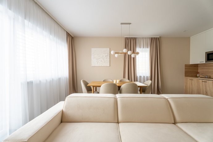 Z prázdného a chladného bytu vznikl nový domov. Rekonstrukce v duchu skandinávského stylu a hygge se povedla na jedničku. Tento projekt vznikl pod rukama designérky Lucie Volfové a dokonale ukazuje, že i zcela prázdný byt se může proměnit v domov, kde se dobře dýchá, krásné žije a kam se člověk rád vrací.
Z prázdného a chladného bytu vznikl nový domov. Rekonstrukce v duchu skandinávského stylu a hygge se povedla na jedničku. Tento projekt vznikl pod rukama designérky Lucie Volfové a dokonale ukazuje, že i zcela prázdný byt se může proměnit v domov, kde se dobře dýchá, krásné žije a kam se člověk rád vrací.