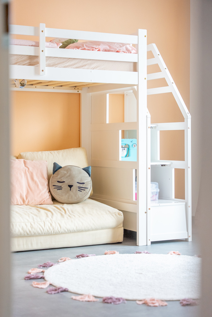 Z prázdného a chladného bytu vznikl nový domov. Rekonstrukce v duchu skandinávského stylu a hygge se povedla na jedničku. Tento projekt vznikl pod rukama designérky Lucie Volfové a dokonale ukazuje, že i zcela prázdný byt se může proměnit v domov, kde se dobře dýchá, krásné žije a kam se člověk rád vrací.
Z prázdného a chladného bytu vznikl nový domov. Rekonstrukce v duchu skandinávského stylu a hygge se povedla na jedničku. Tento projekt vznikl pod rukama designérky Lucie Volfové a dokonale ukazuje, že i zcela prázdný byt se může proměnit v domov, kde se dobře dýchá, krásné žije a kam se člověk rád vrací.