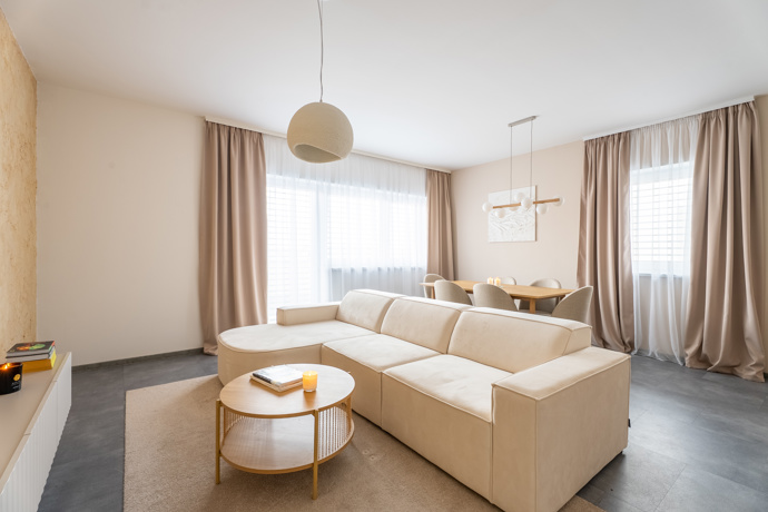 Z prázdného a chladného bytu vznikl nový domov. Rekonstrukce v duchu skandinávského stylu a hygge se povedla na jedničku. Tento projekt vznikl pod rukama designérky Lucie Volfové a dokonale ukazuje, že i zcela prázdný byt se může proměnit v domov, kde se dobře dýchá, krásné žije a kam se člověk rád vrací.
Z prázdného a chladného bytu vznikl nový domov. Rekonstrukce v duchu skandinávského stylu a hygge se povedla na jedničku. Tento projekt vznikl pod rukama designérky Lucie Volfové a dokonale ukazuje, že i zcela prázdný byt se může proměnit v domov, kde se dobře dýchá, krásné žije a kam se člověk rád vrací.
