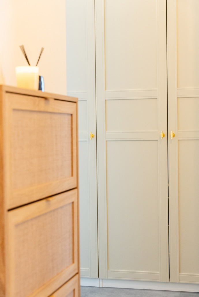 Z prázdného a chladného bytu vznikl nový domov. Rekonstrukce v duchu skandinávského stylu a hygge se povedla na jedničku. Tento projekt vznikl pod rukama designérky Lucie Volfové a dokonale ukazuje, že i zcela prázdný byt se může proměnit v domov, kde se dobře dýchá, krásné žije a kam se člověk rád vrací.
Z prázdného a chladného bytu vznikl nový domov. Rekonstrukce v duchu skandinávského stylu a hygge se povedla na jedničku. Tento projekt vznikl pod rukama designérky Lucie Volfové a dokonale ukazuje, že i zcela prázdný byt se může proměnit v domov, kde se dobře dýchá, krásné žije a kam se člověk rád vrací.